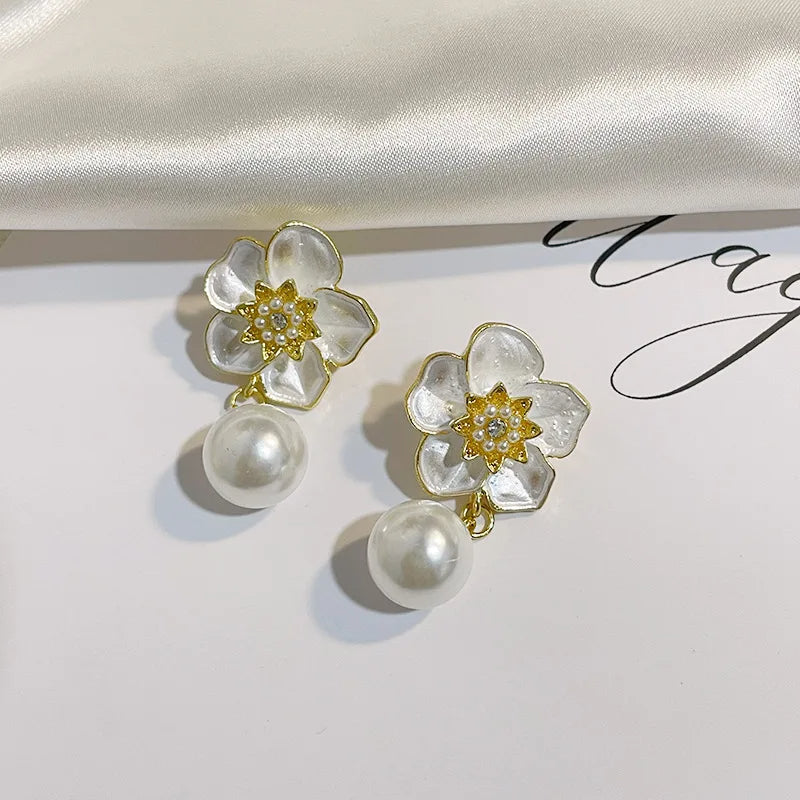 🌸 GlowLuxe BloomAura Earrings – Vintage-Inspired Luxury Flower Earrings