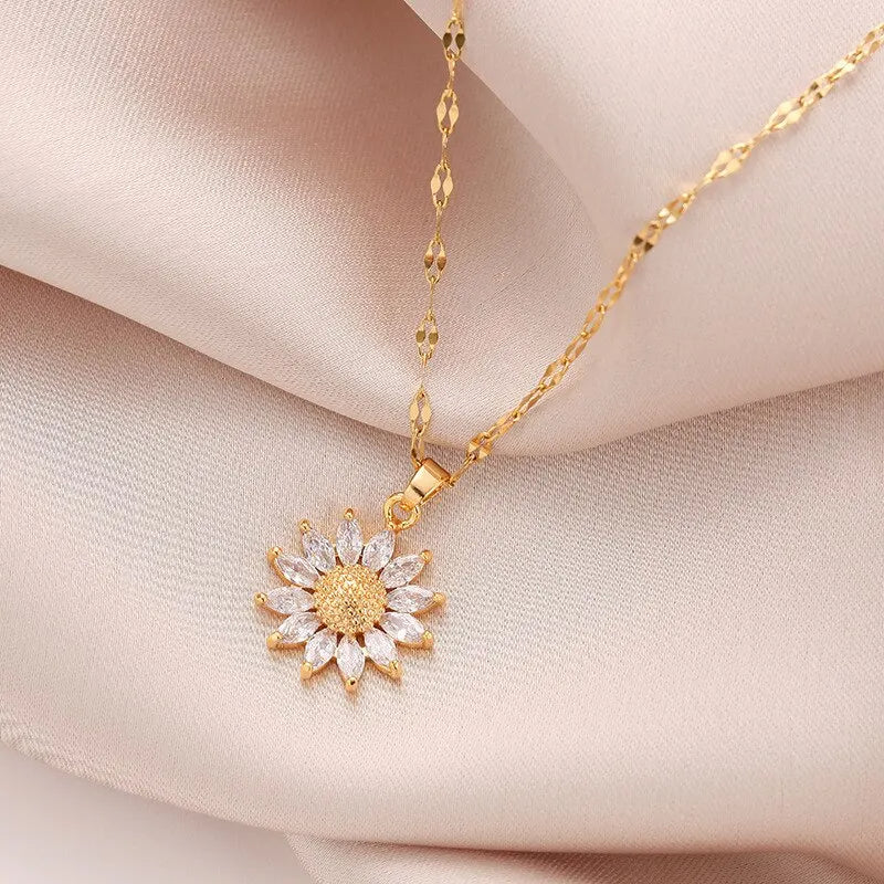 🌹 GlowLuxe BloomRadiance Necklace – Gold Flower Pendant with Zirconia Petals
